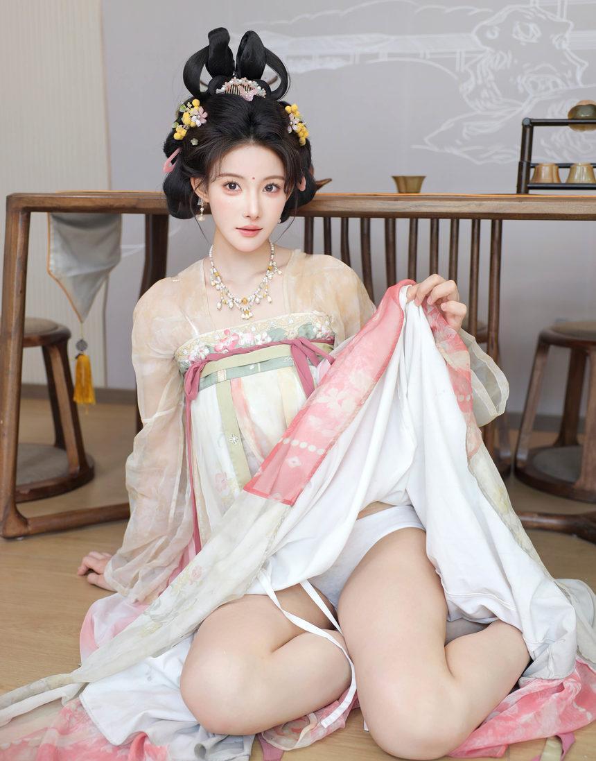 [XiuRen秀人网] 2025.08.13 No.10645 梨霜儿 [82+1P]