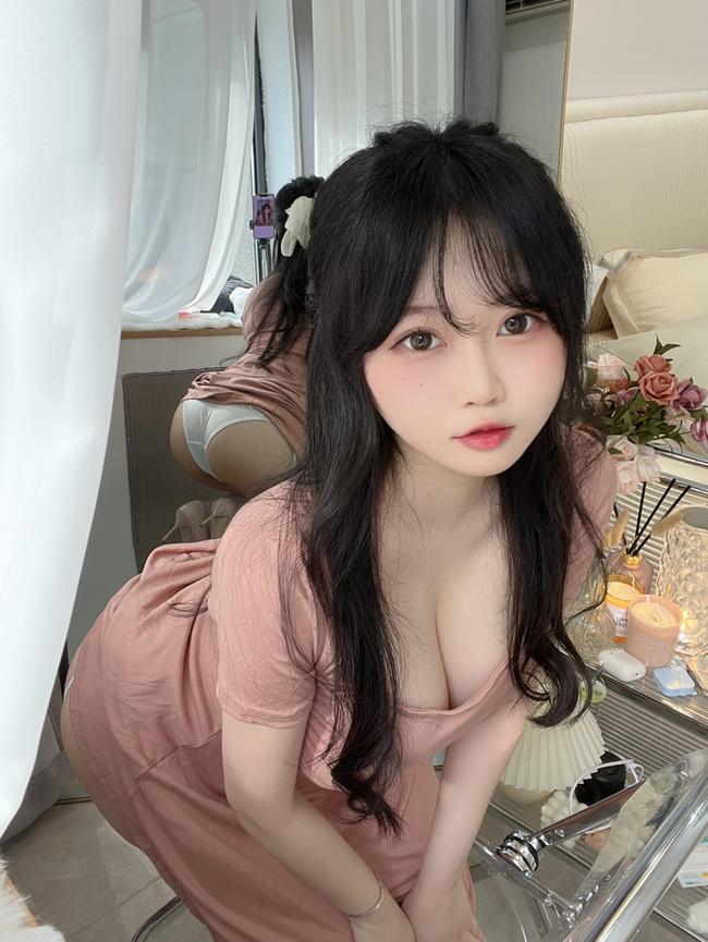 是依酱吖 – NO.061 白S人妻[31P4V-197MB]